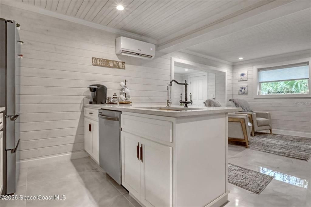 For Sale: $309,000 (2 beds, 1 baths, 660 Square Feet)