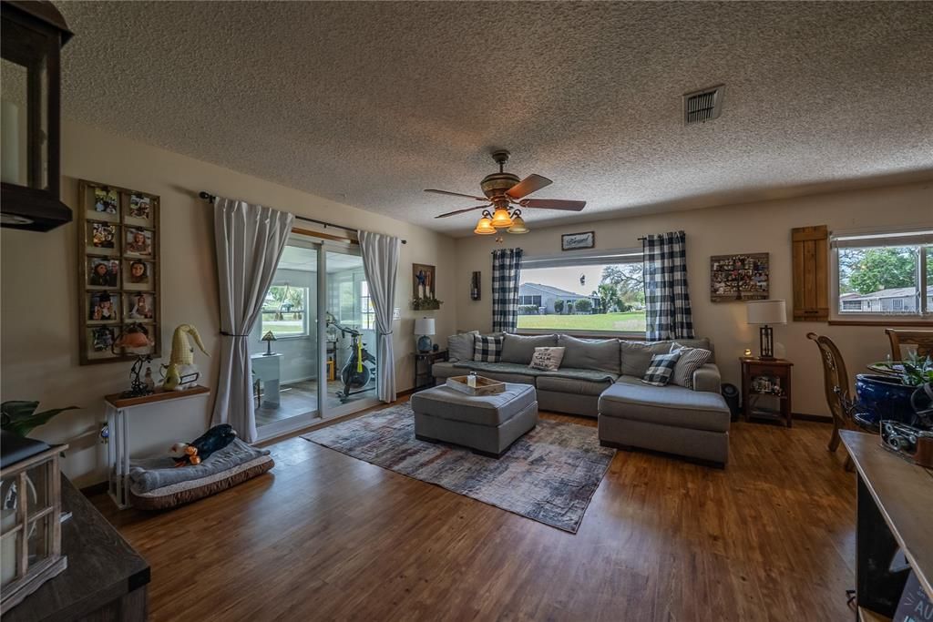 На продажу: $160,000 (2 спален, 2 ванн, 1008 Квадратных фут)