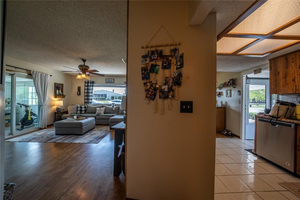 На продажу: $160,000 (2 спален, 2 ванн, 1008 Квадратных фут)