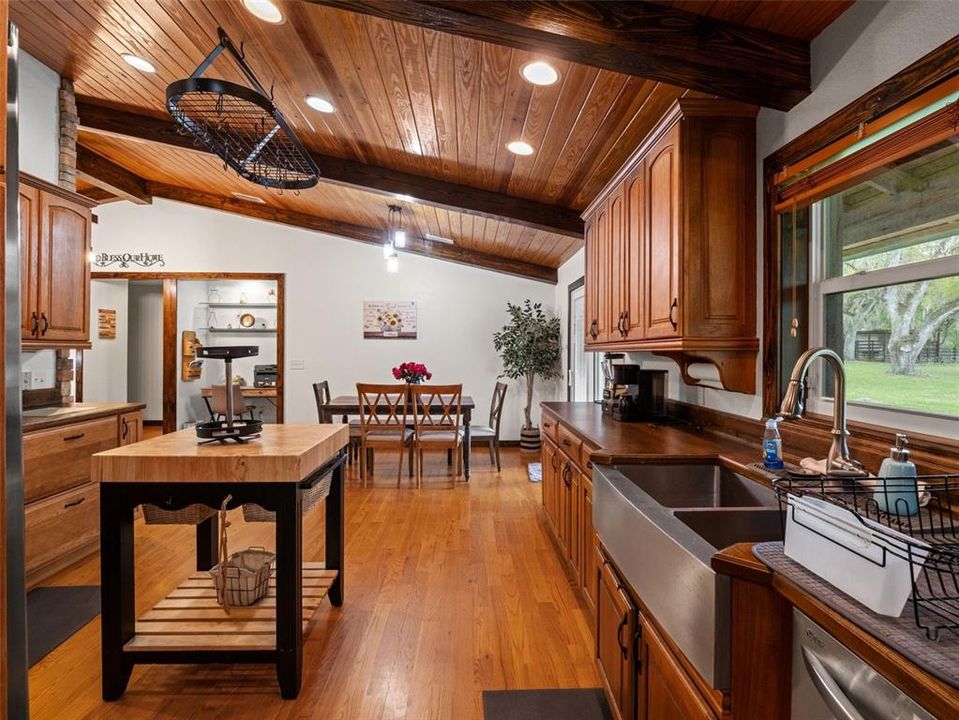 Activo con contrato: $889,000 (3 camas, 3 baños, 3154 Pies cuadrados)