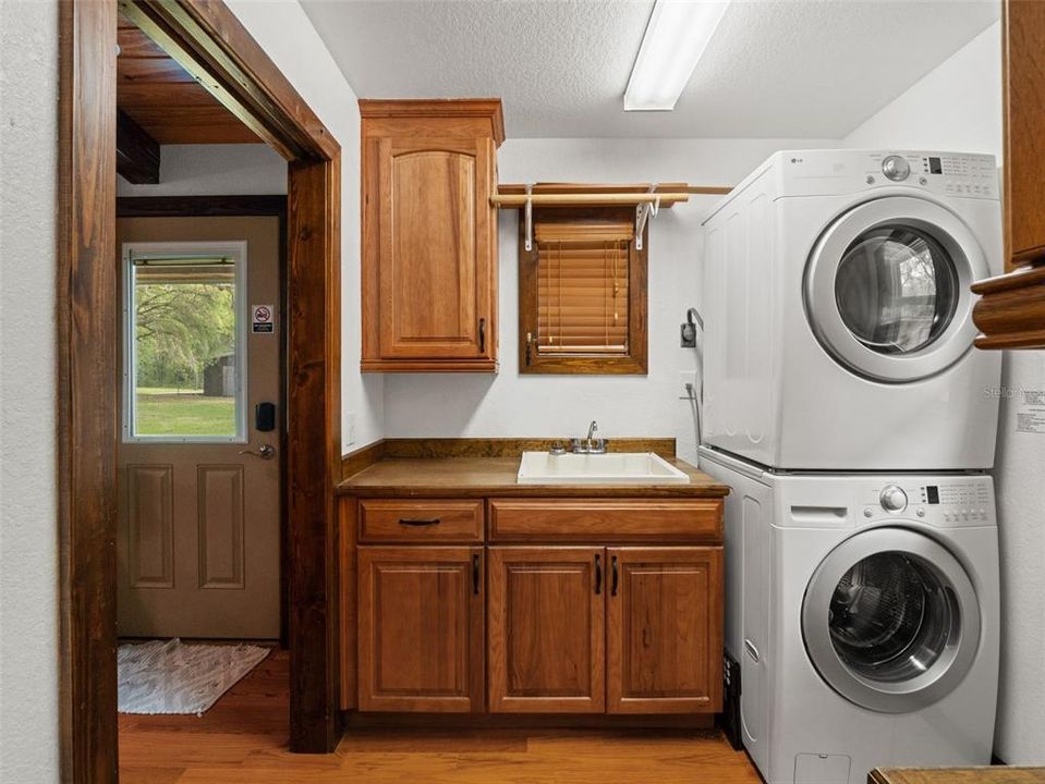 Activo con contrato: $889,000 (3 camas, 3 baños, 3154 Pies cuadrados)