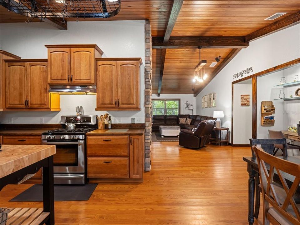 Activo con contrato: $889,000 (3 camas, 3 baños, 3154 Pies cuadrados)