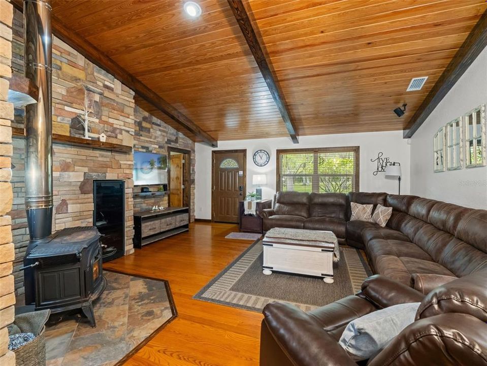 Activo con contrato: $889,000 (3 camas, 3 baños, 3154 Pies cuadrados)
