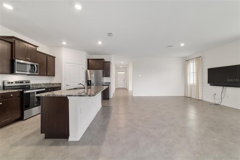 Activo con contrato: $305,000 (2 camas, 2 baños, 1813 Pies cuadrados)