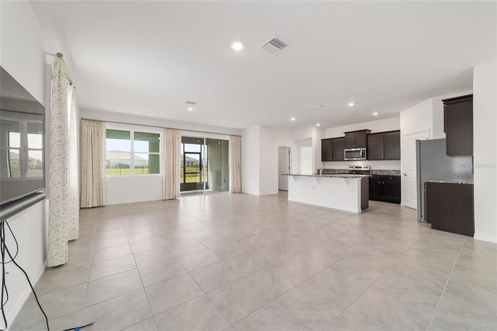 Activo con contrato: $305,000 (2 camas, 2 baños, 1813 Pies cuadrados)