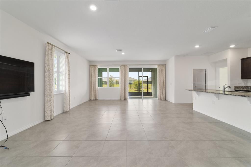 Activo con contrato: $305,000 (2 camas, 2 baños, 1813 Pies cuadrados)