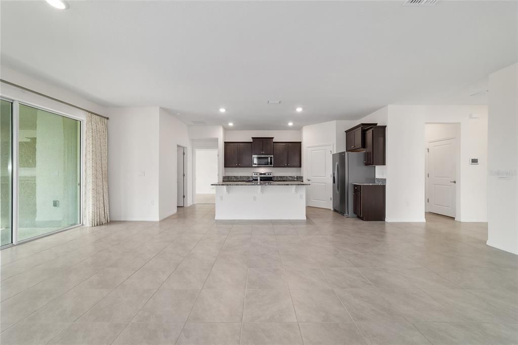 Activo con contrato: $305,000 (2 camas, 2 baños, 1813 Pies cuadrados)