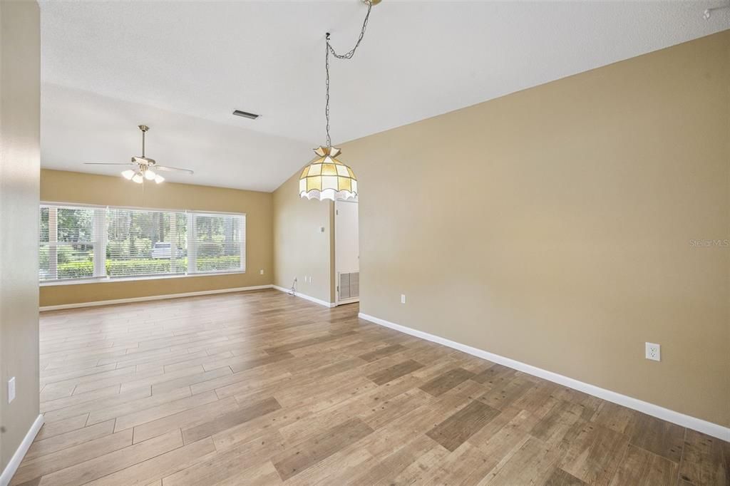 For Sale: $370,000 (3 beds, 2 baths, 1662 Square Feet)