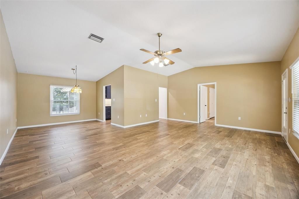 For Sale: $370,000 (3 beds, 2 baths, 1662 Square Feet)