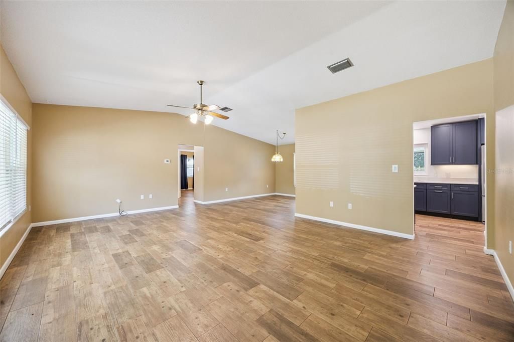 For Sale: $370,000 (3 beds, 2 baths, 1662 Square Feet)