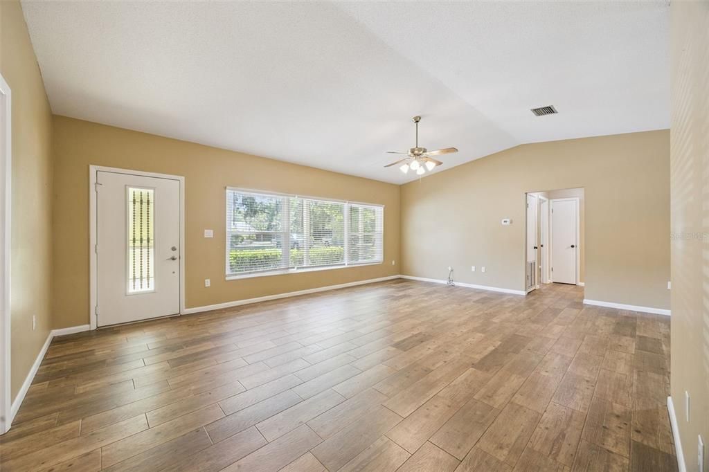 For Sale: $370,000 (3 beds, 2 baths, 1662 Square Feet)