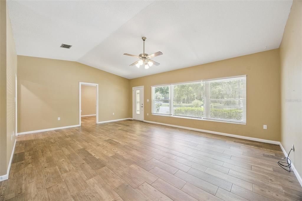 For Sale: $370,000 (3 beds, 2 baths, 1662 Square Feet)
