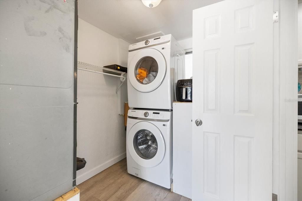 Activo con contrato: $215,000 (2 camas, 1 baños, 957 Pies cuadrados)