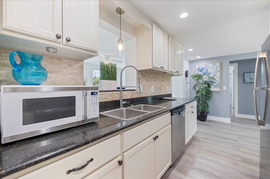 Activo con contrato: $215,000 (2 camas, 1 baños, 957 Pies cuadrados)
