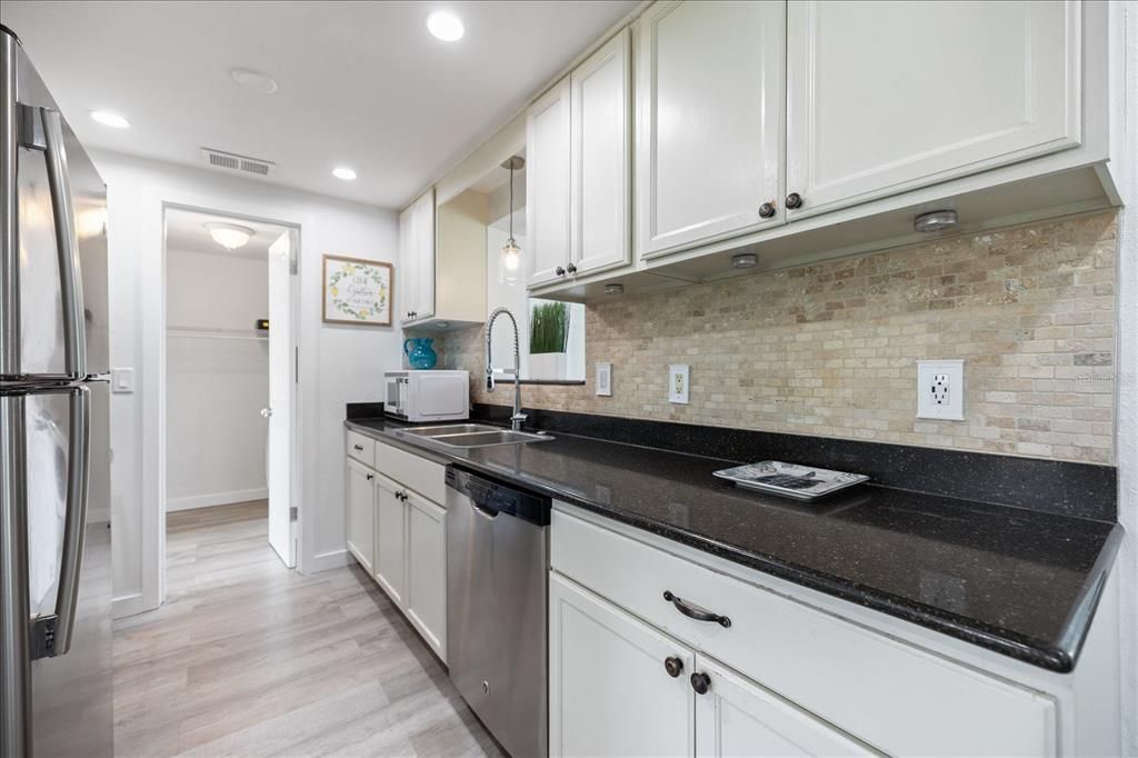 Activo con contrato: $215,000 (2 camas, 1 baños, 957 Pies cuadrados)