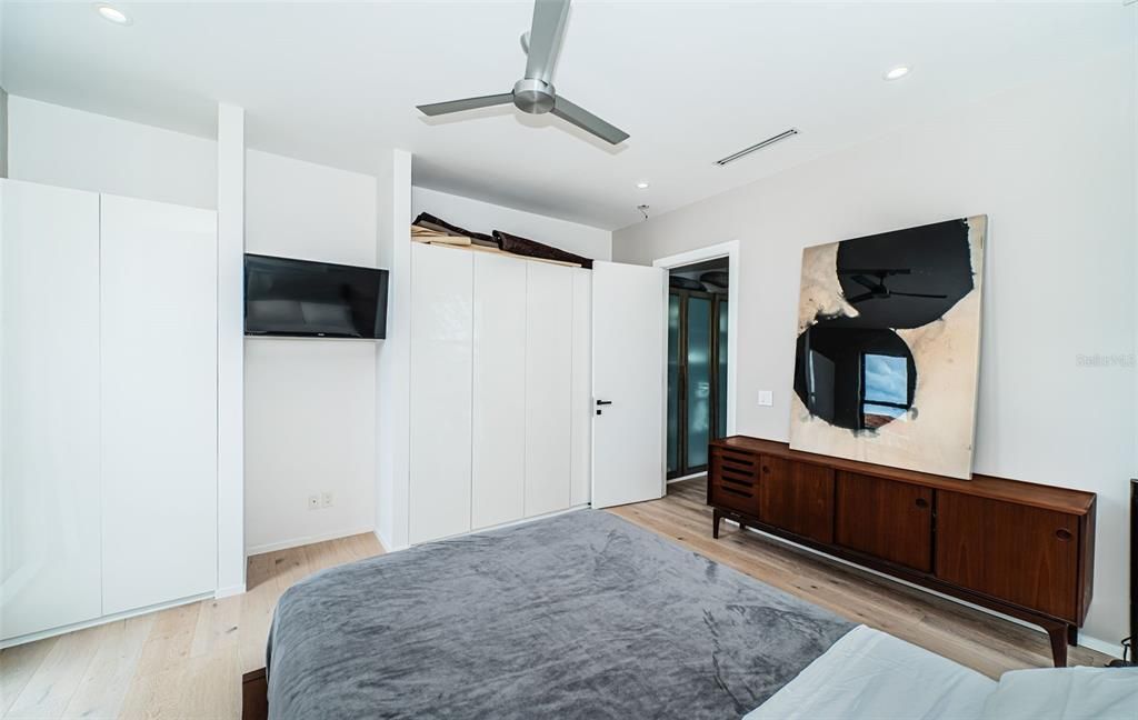 For Sale: $2,490,000 (3 beds, 2 baths, 2301 Square Feet)
