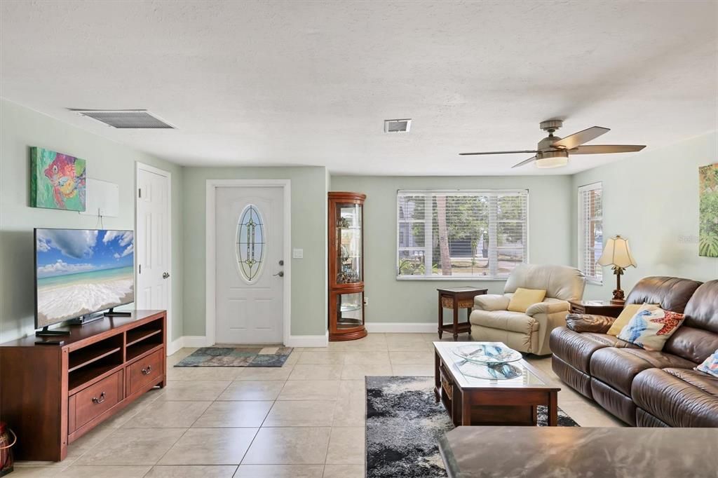 Под контрактом: $469,000 (3 спален, 3 ванн, 1808 Квадратных фут)