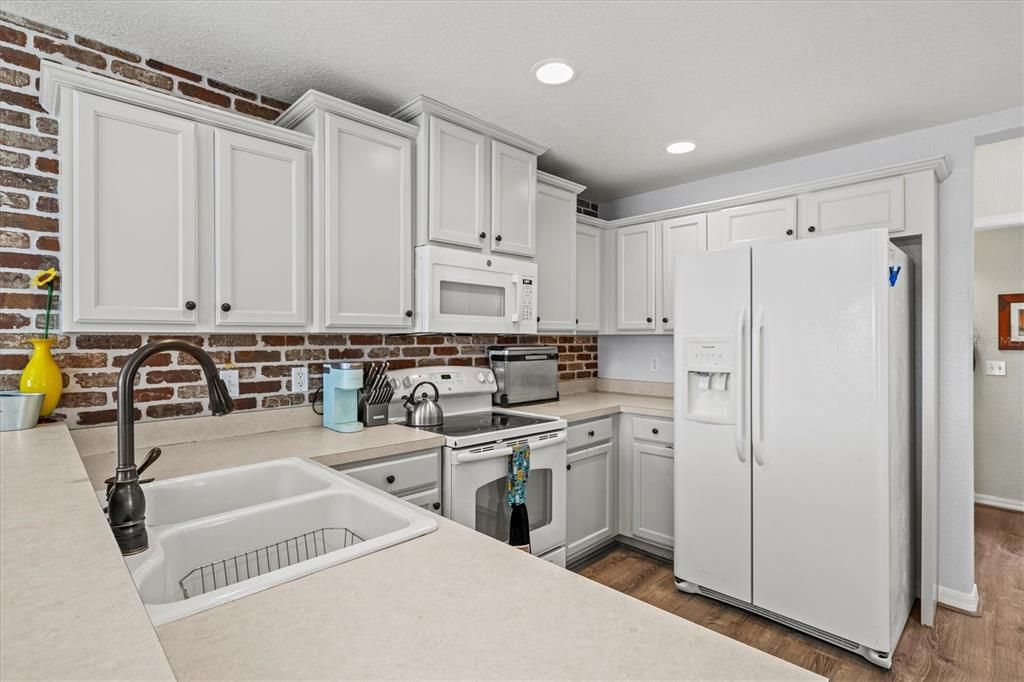 Active With Contract: $425,000 (3 beds, 2 baths, 1834 Square Feet)