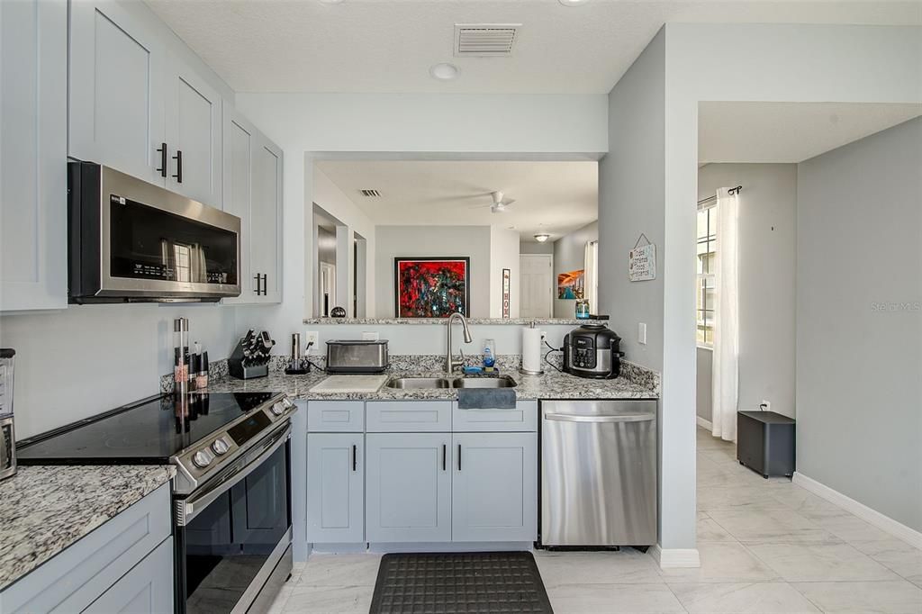 For Sale: $300,000 (3 beds, 2 baths, 1290 Square Feet)