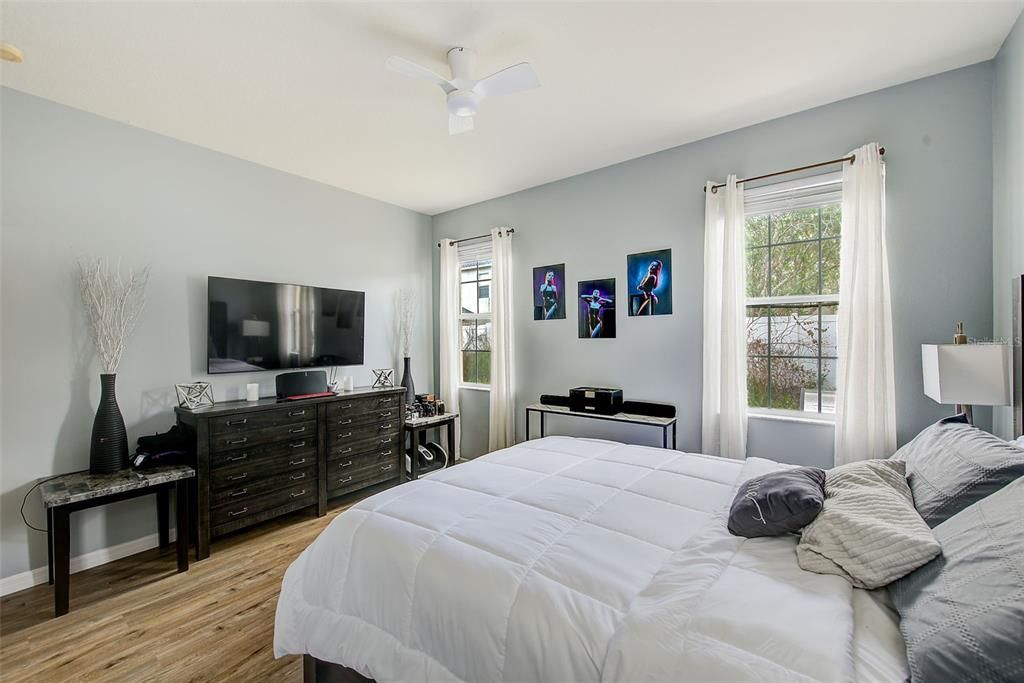 For Sale: $300,000 (3 beds, 2 baths, 1290 Square Feet)