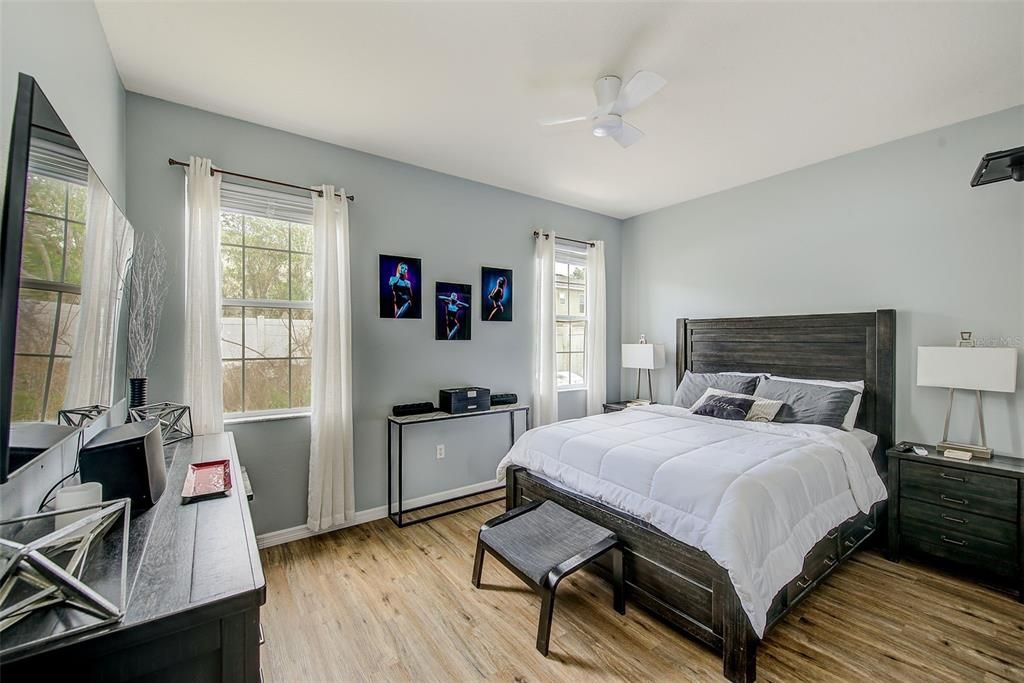 For Sale: $300,000 (3 beds, 2 baths, 1290 Square Feet)