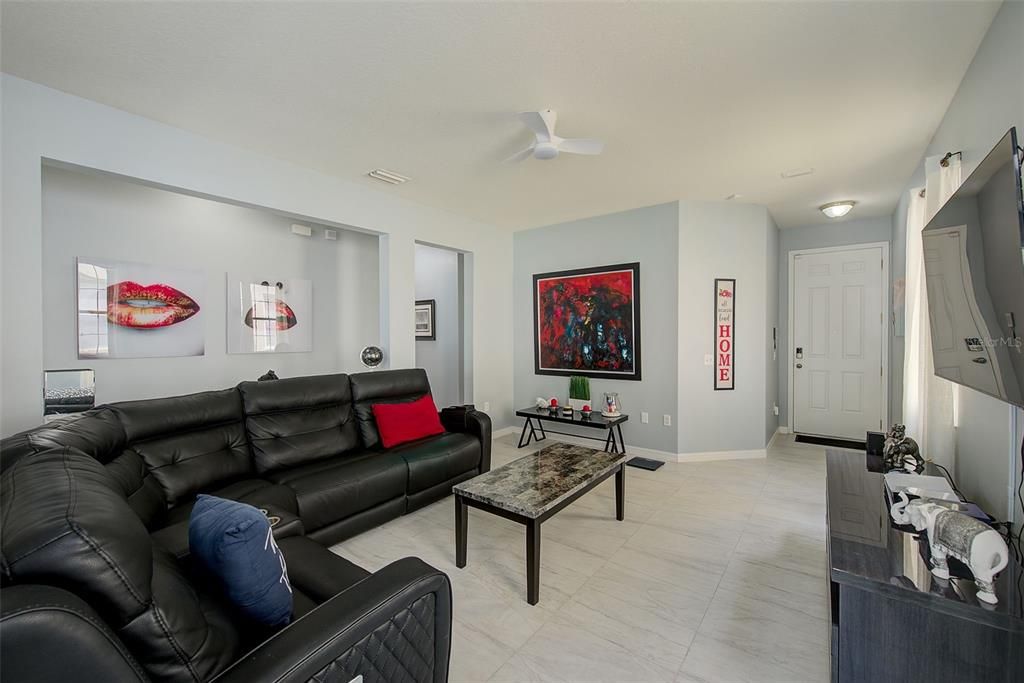 For Sale: $300,000 (3 beds, 2 baths, 1290 Square Feet)