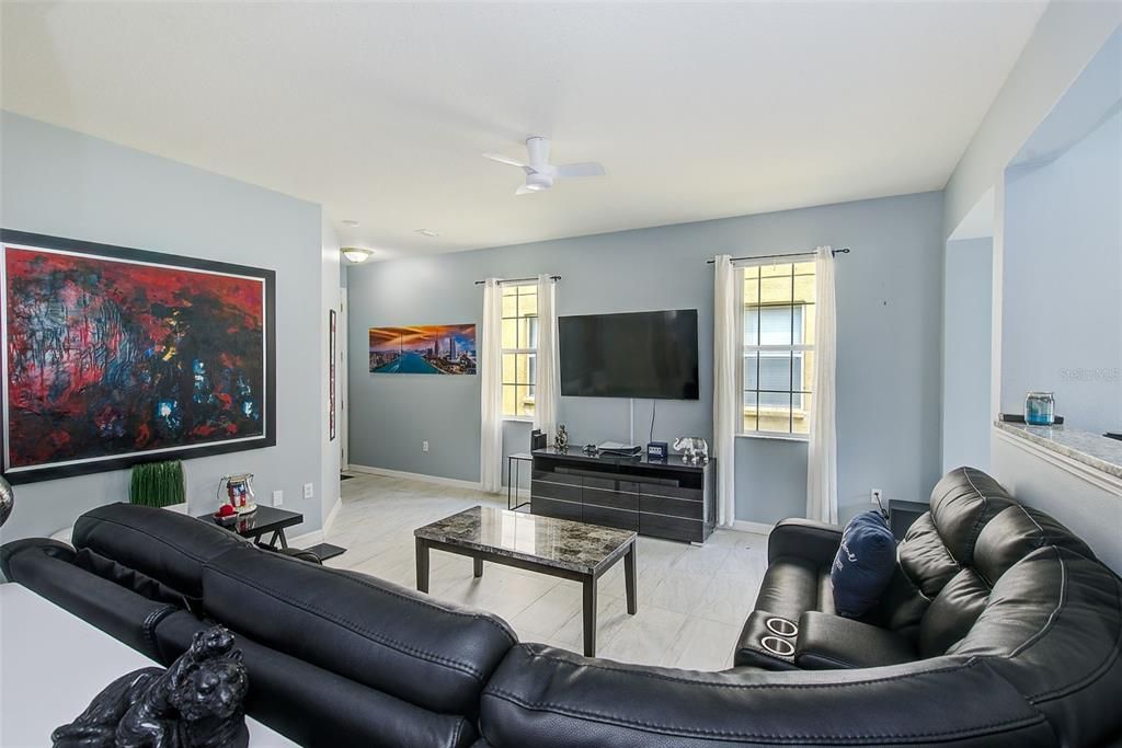 For Sale: $300,000 (3 beds, 2 baths, 1290 Square Feet)