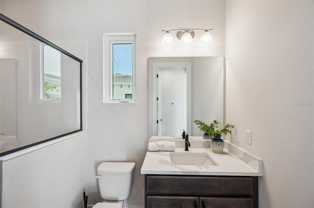 Под контрактом: $1,050,000 (3 спален, 3 ванн, 2668 Квадратных фут)
