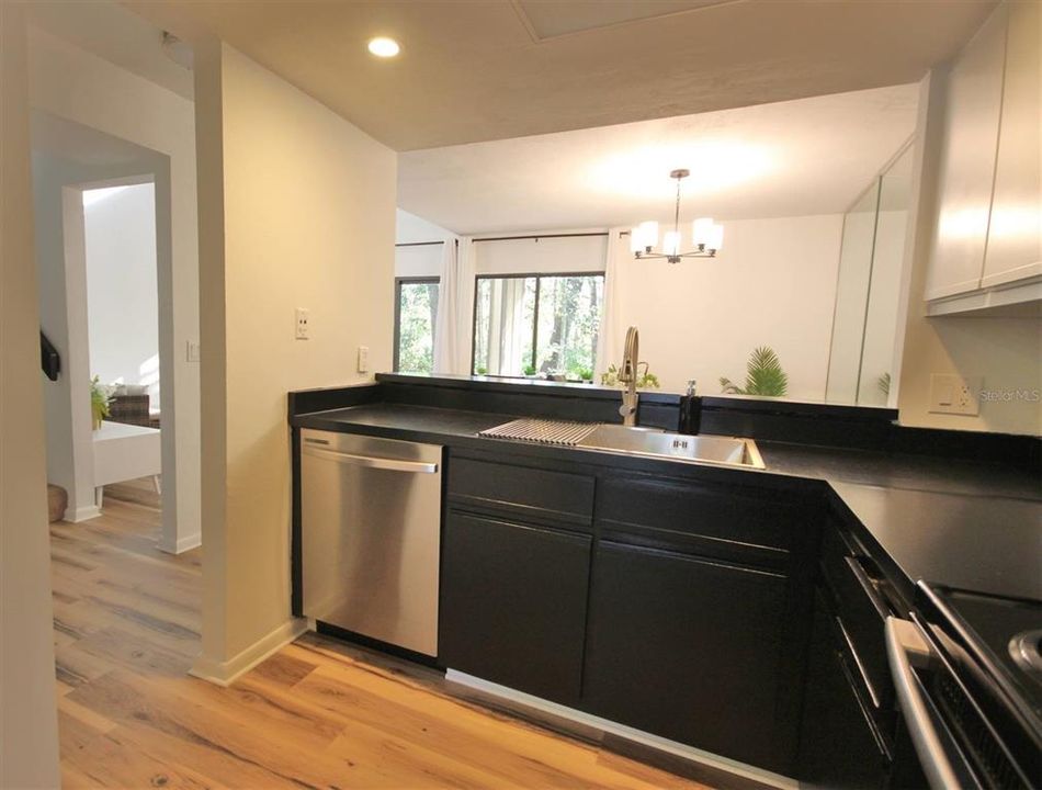 For Sale: $160,000 (3 beds, 2 baths, 1290 Square Feet)