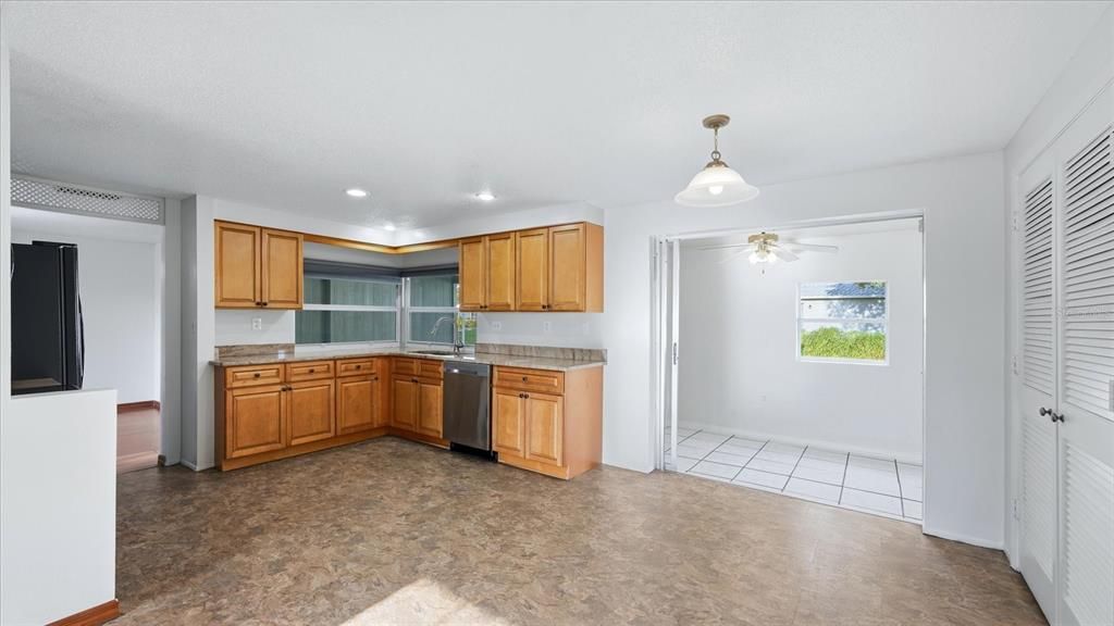 Activo con contrato: $299,900 (3 camas, 2 baños, 1728 Pies cuadrados)