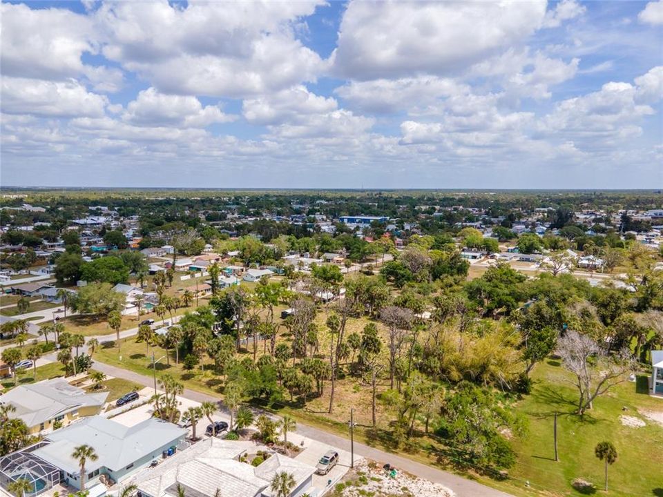 На продажу: $325,000 (1.31 acres)