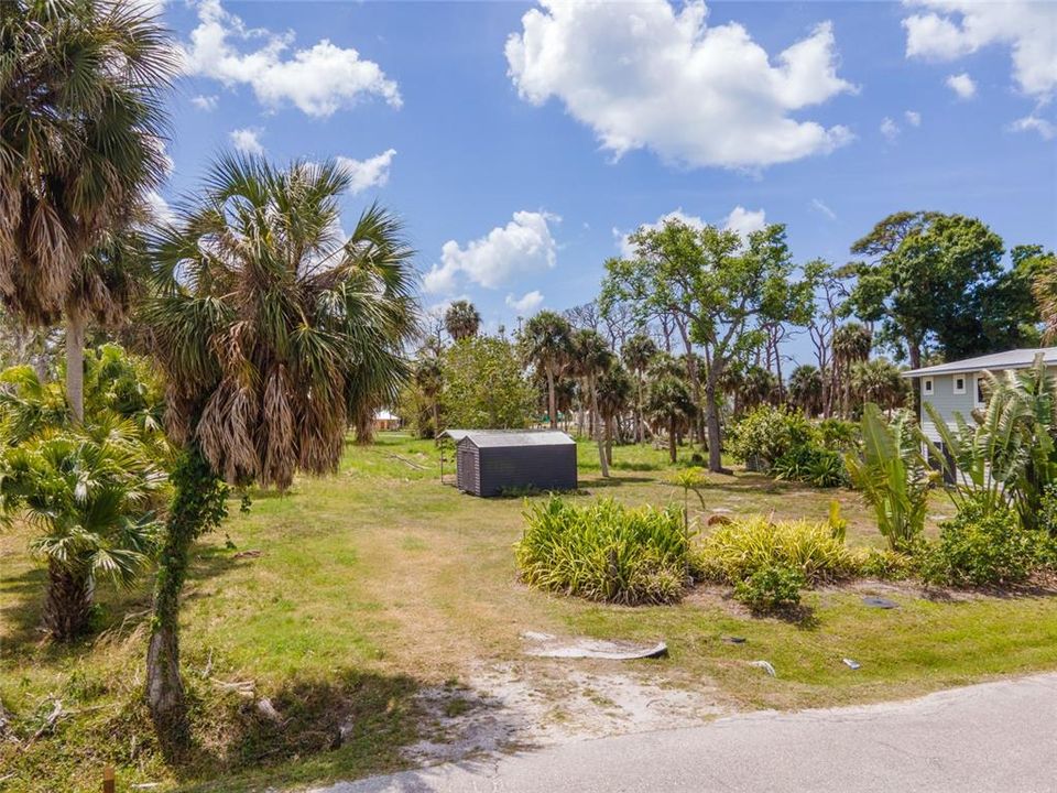 На продажу: $325,000 (1.31 acres)