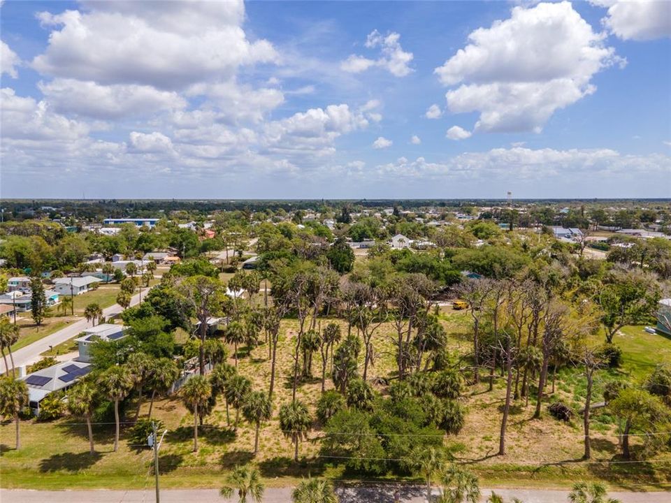 На продажу: $325,000 (1.31 acres)