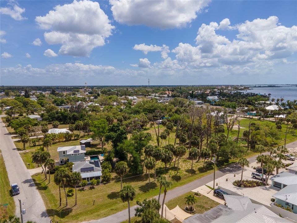 На продажу: $325,000 (1.31 acres)