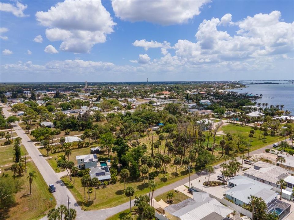 На продажу: $325,000 (1.31 acres)