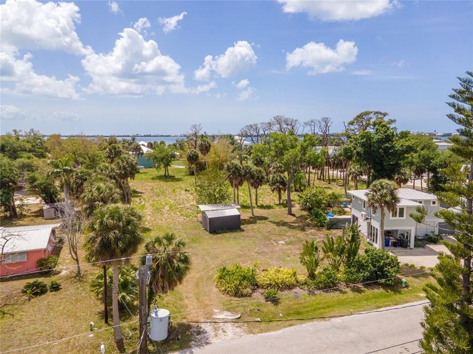 На продажу: $325,000 (1.31 acres)