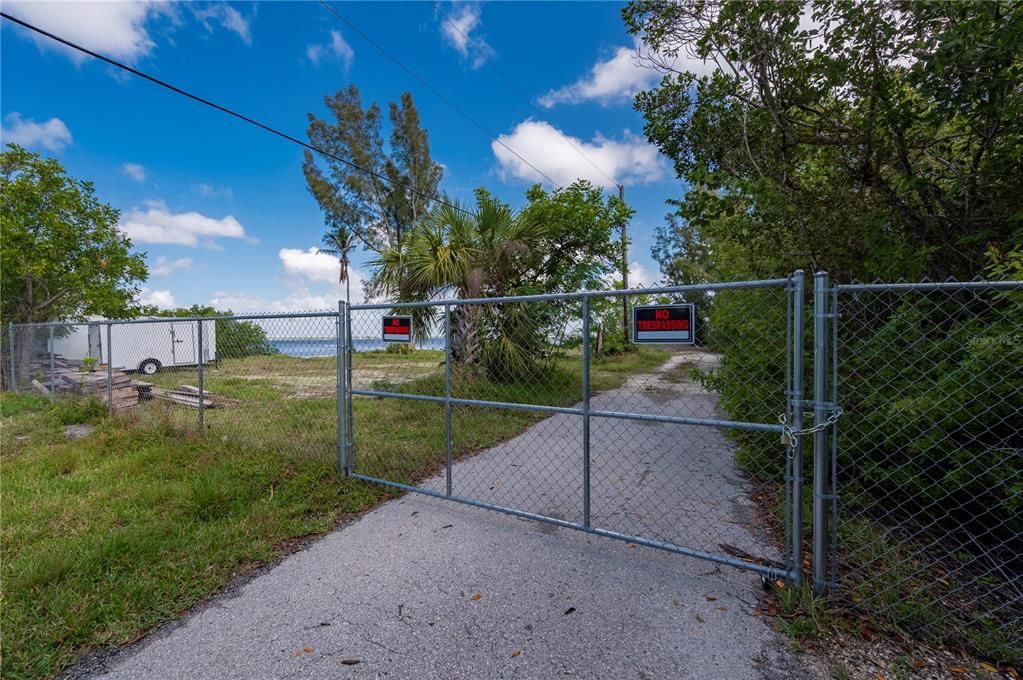 待售: $1,500,000 (1.30 acres)