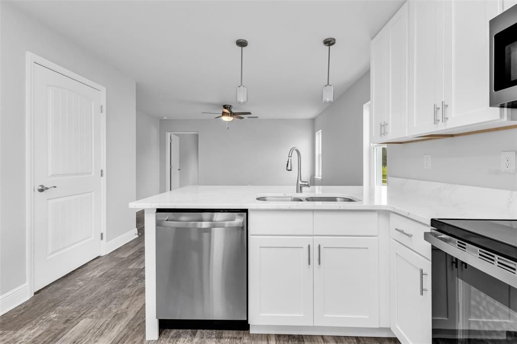 待售: $599,999 (6 贝兹, 0 浴室, 2688 平方英尺)