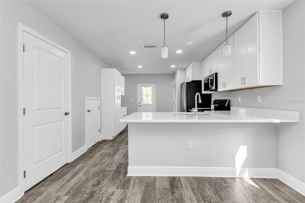 待售: $599,999 (6 贝兹, 0 浴室, 2688 平方英尺)