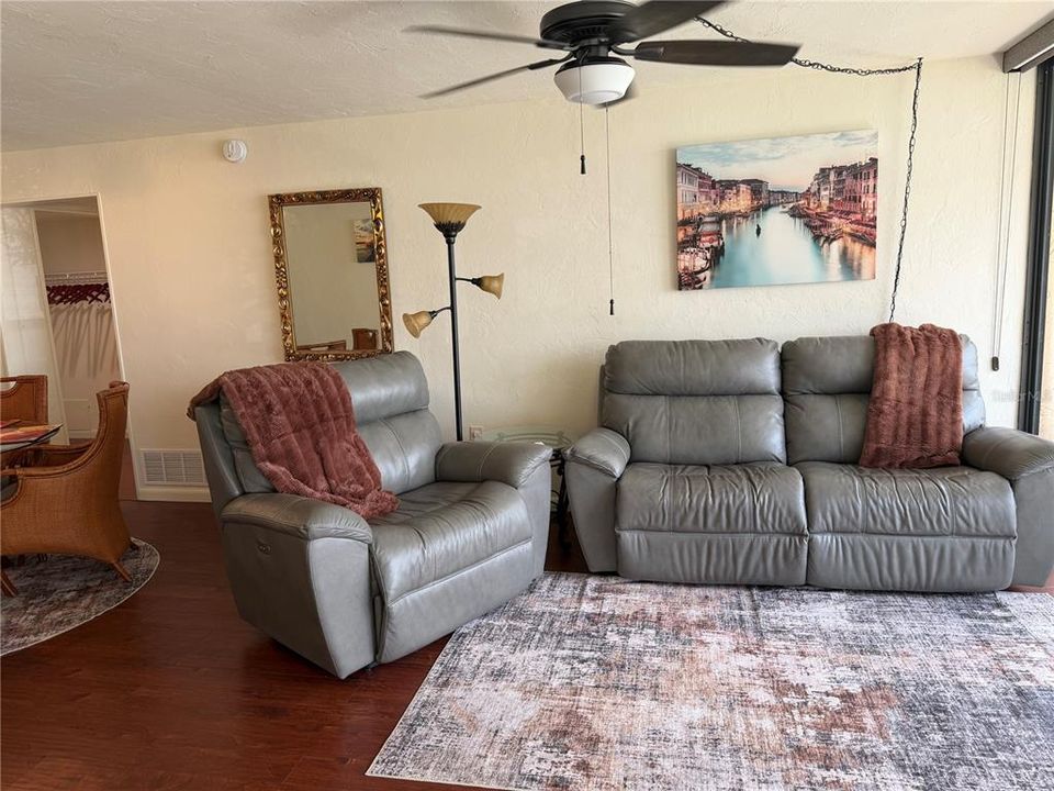 В аренду: $1,800 (2 спален, 2 ванн, 940 Квадратных фут)