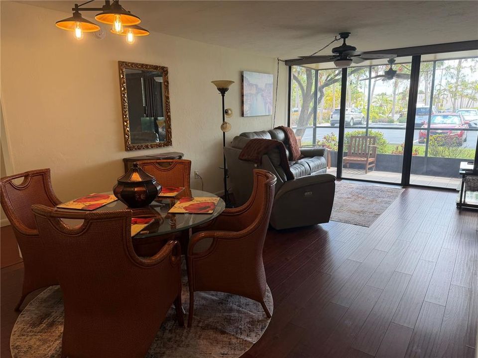 В аренду: $1,800 (2 спален, 2 ванн, 940 Квадратных фут)