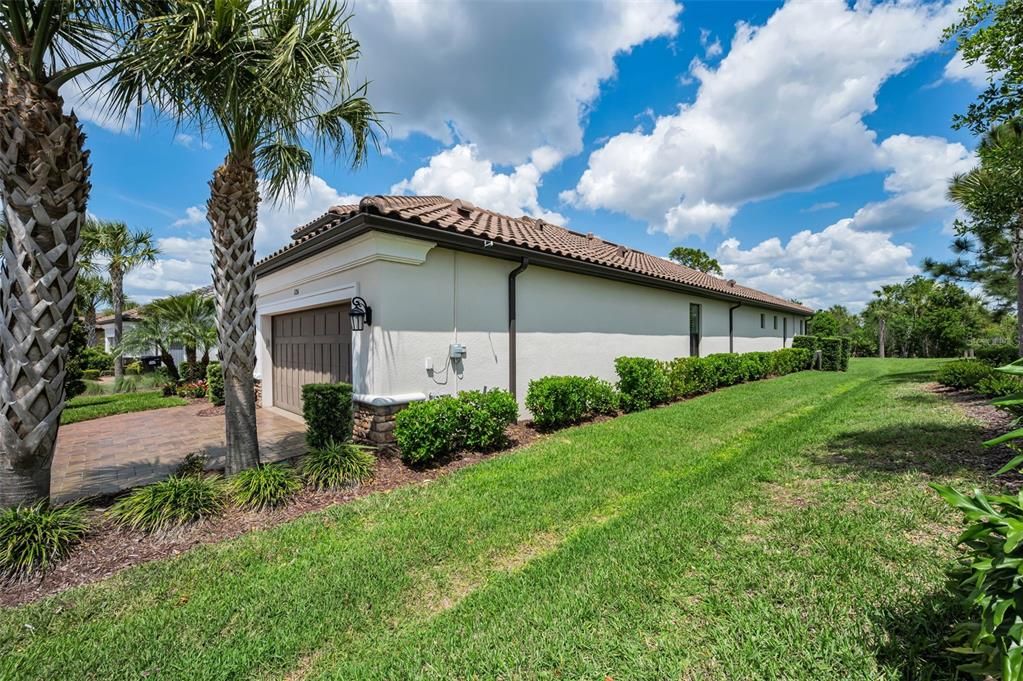 Active With Contract: $735,000 (3 beds, 3 baths, 2313 Square Feet)