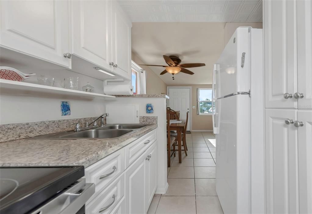 На продажу: $300,000 (2 спален, 1 ванн, 625 Квадратных фут)