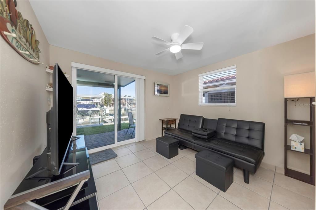 На продажу: $300,000 (2 спален, 1 ванн, 625 Квадратных фут)