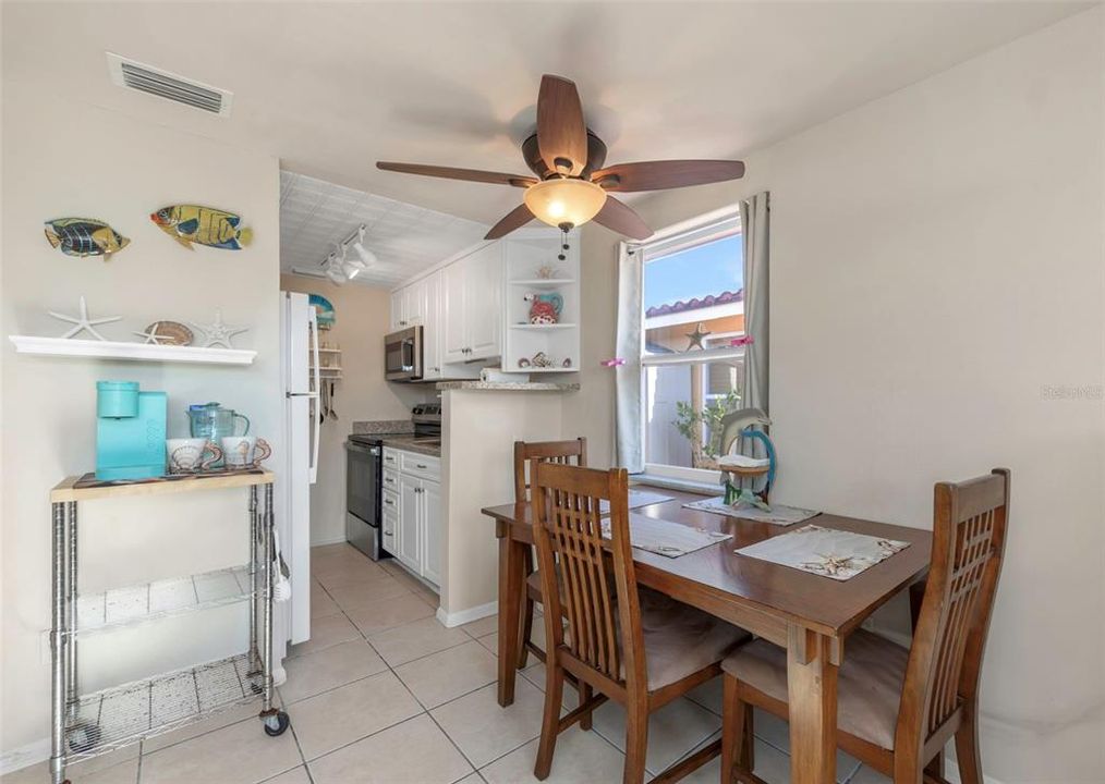 На продажу: $300,000 (2 спален, 1 ванн, 625 Квадратных фут)