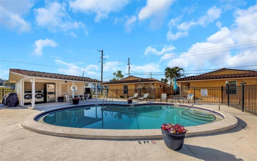 На продажу: $300,000 (2 спален, 1 ванн, 625 Квадратных фут)