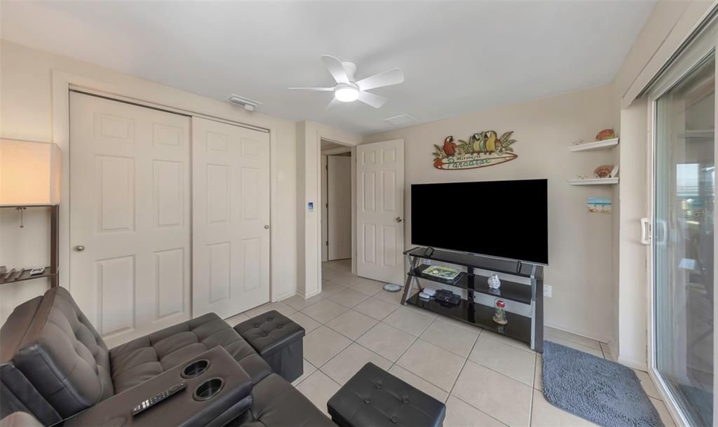 На продажу: $300,000 (2 спален, 1 ванн, 625 Квадратных фут)