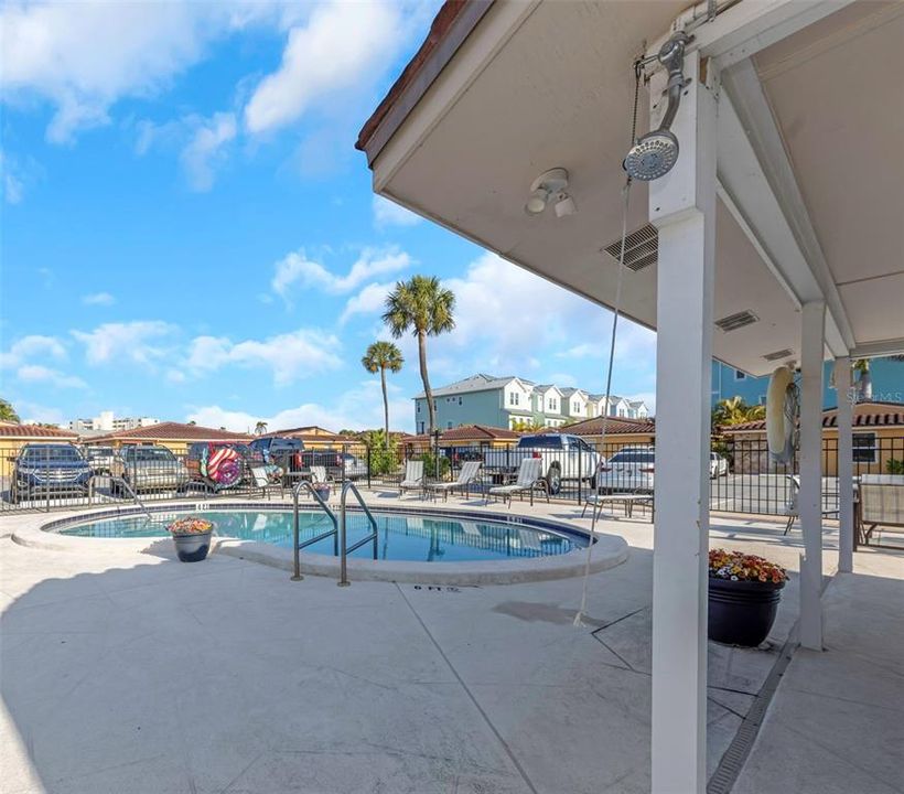 На продажу: $300,000 (2 спален, 1 ванн, 625 Квадратных фут)