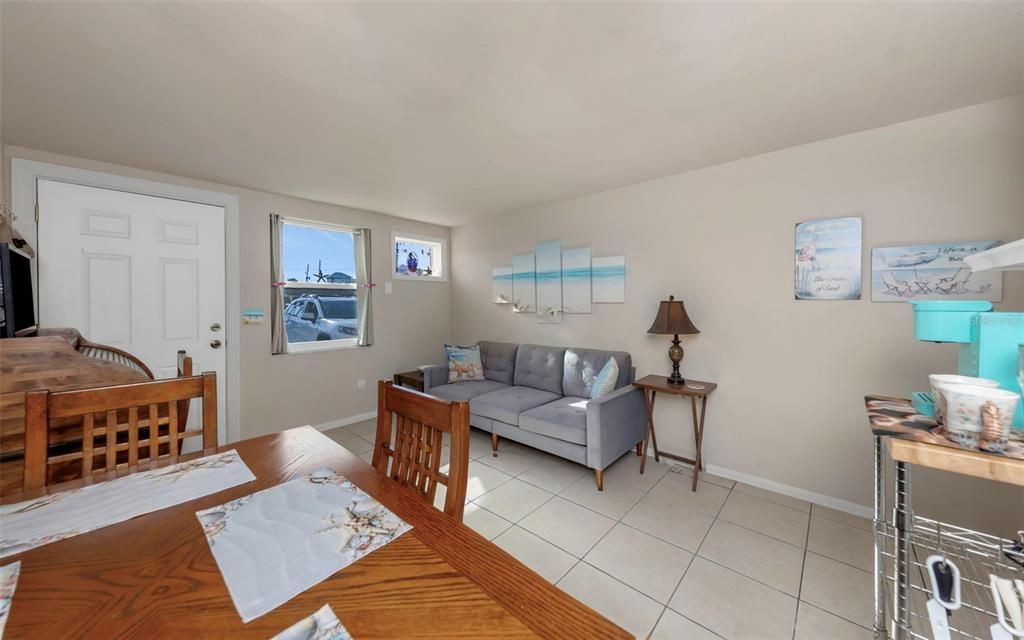 На продажу: $300,000 (2 спален, 1 ванн, 625 Квадратных фут)