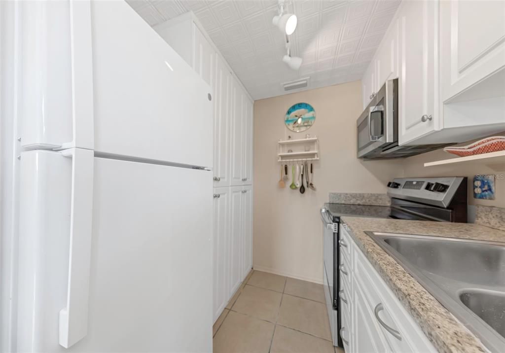 На продажу: $300,000 (2 спален, 1 ванн, 625 Квадратных фут)